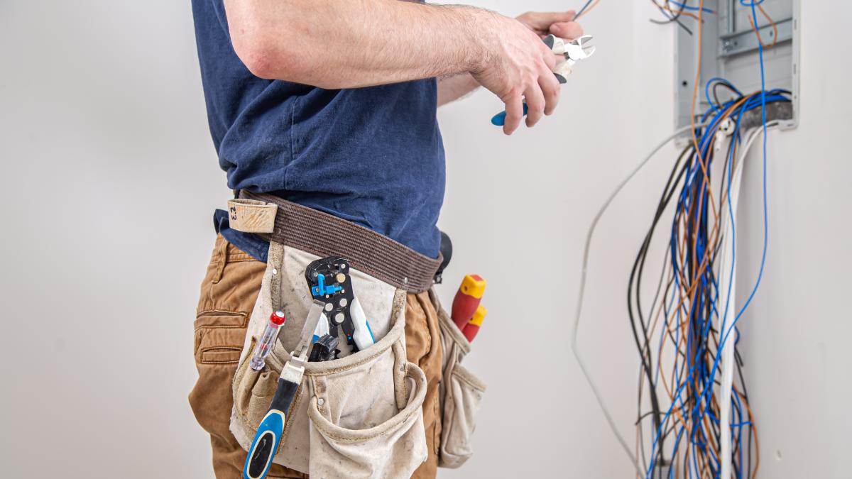 si-au-marit-singuri-salariile--cinci-electricieni-romani--mai-bogati-cu-50-000-de-euro-angajatorul-ne-a-obligat-sa-declaram-asta-1