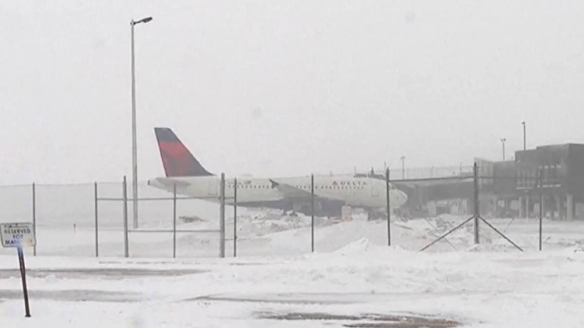 furtuna-brutala-mii-de-zboruri-au-fost-anulate-si-sute-de-scoli-inchise--in-sua