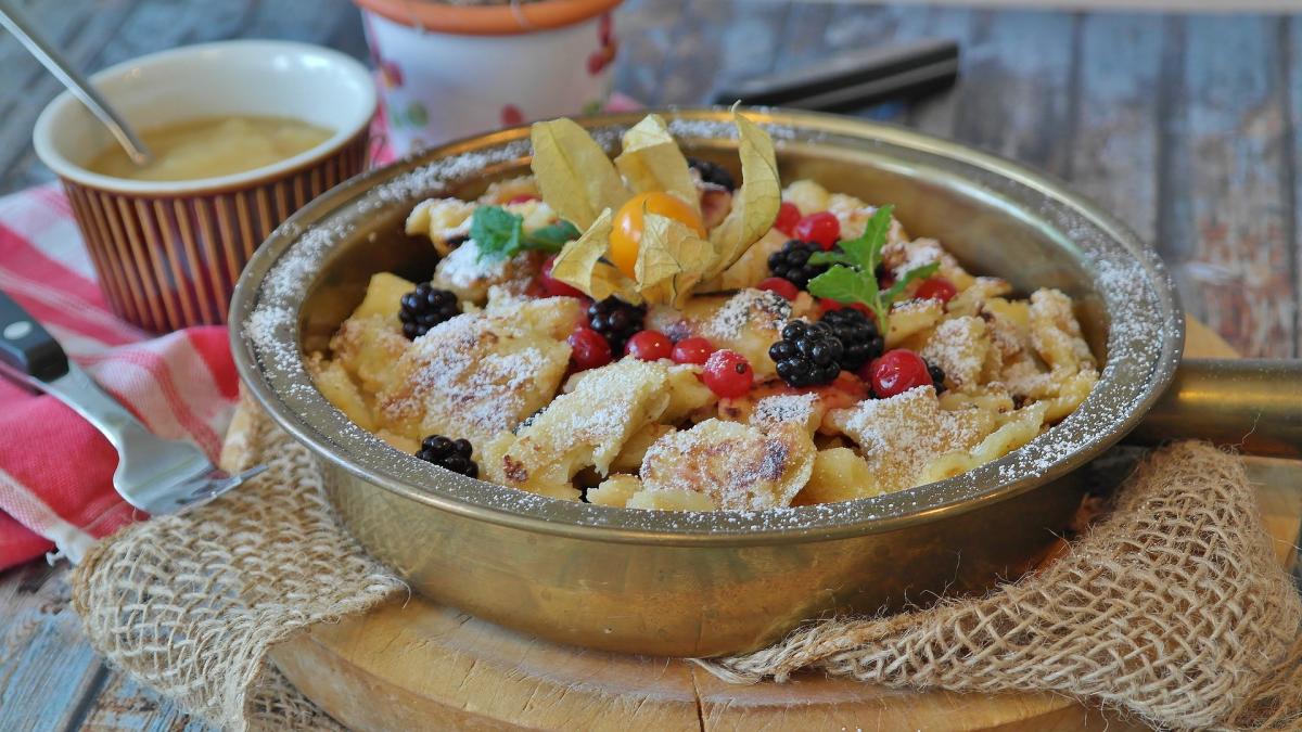 kaiserschmarrn-sau-omleta-imperiala--o-reteta-simpla-si-rapida-din-bucataria-austriaca--pregateste-te-sa-mananci-doua-portii-deodata