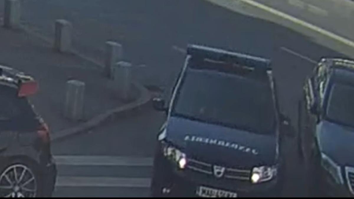 un-jandarm-roman-zgarie-intentionat-o-masina-oprita-pe-avarii--soferul-pagubit-in-ce-tara-traim---video