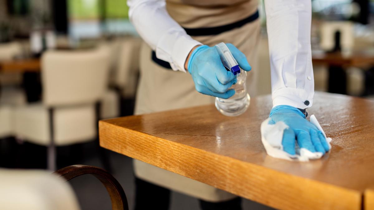 zeci-de-romani--angajati-ilegal-la-un-hotel-din-italia-erau-pusi-la-munca-peste-zece-ore-pe-zi--alarma-a-fost-data-de-tatal-unui-adolescent