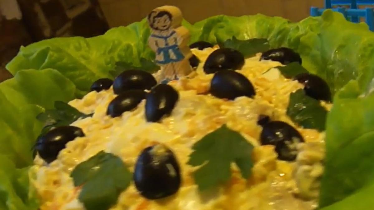 salata-insula-pustie--asa-bunatate-nu-ai-mai-mancat-pana-acum--din-oua--piept-de-pui-si-ciuperci-faci-o-reteta-simpla-de-aur