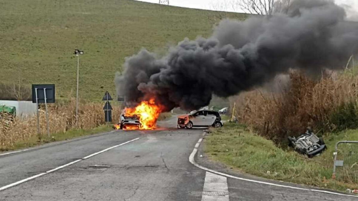 italia--cursa-nebuna-a-unui-sofer-roman-s-a-incheiat-cu-o-explozie-si-doi-oameni-la-spital-accident-teribil-dupa-doua-depasiri-cu-150-kmora