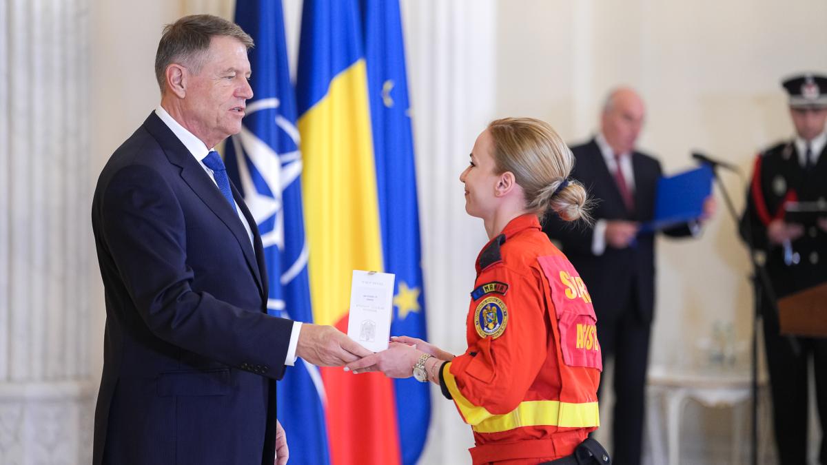 klaus-iohannis-a-decorat-salvatorii-romani-care-au-actionat-in-turcia