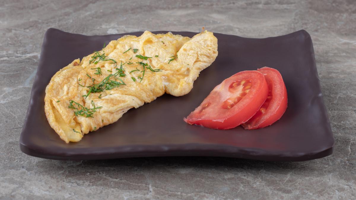 omleta-pufoasa-polyanka--din-doua-felii-de-paine-si-doua-oua-faci-un-deliciu--este-gata-in-doar-zece-minute