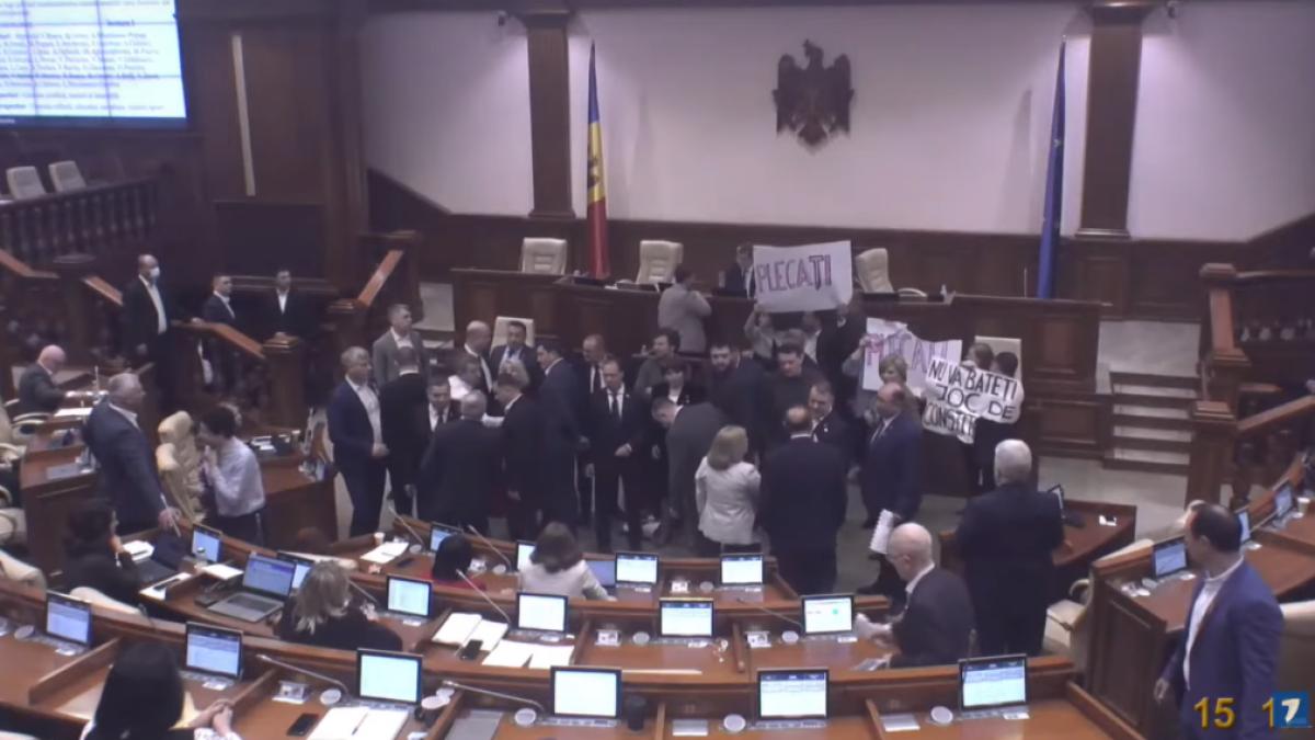 scandal-parlament-republica-moldova-limba-romana
