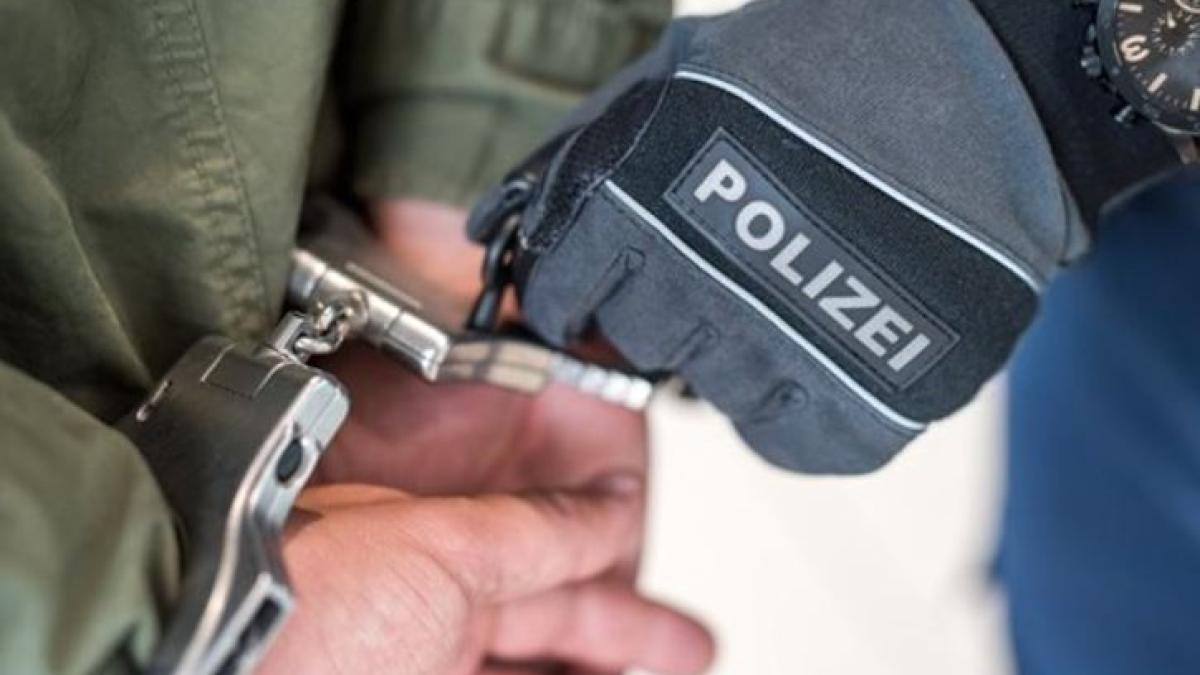 germania--un-roman--arestat-in-gara-frankfurt--barbatul--surprins-de-camerele-video--in-timp-fura-o-geanta