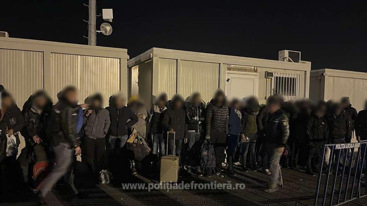 zeci-de-migranti--descoperiti-in-doua-camioane-conduse-de-conationali-pe-ruta-romania---italia---foto-1