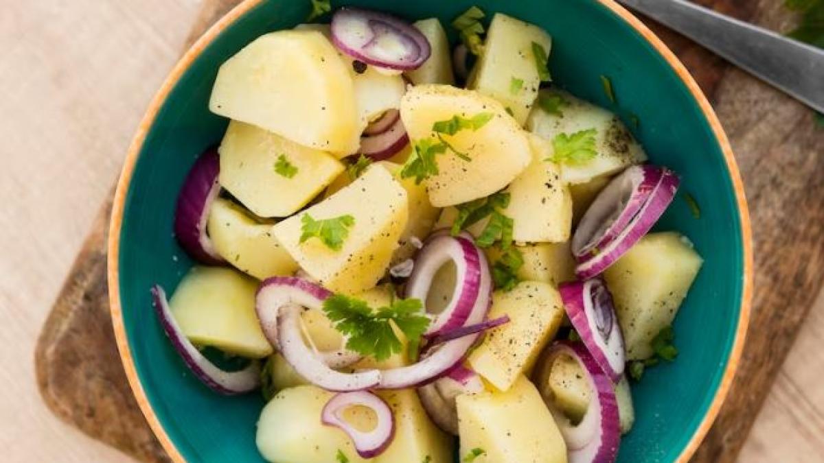 salata-de-cartofi--cu-un-sos-delicios-si-usor-de-facut--este-satioasa-si-delicioasa