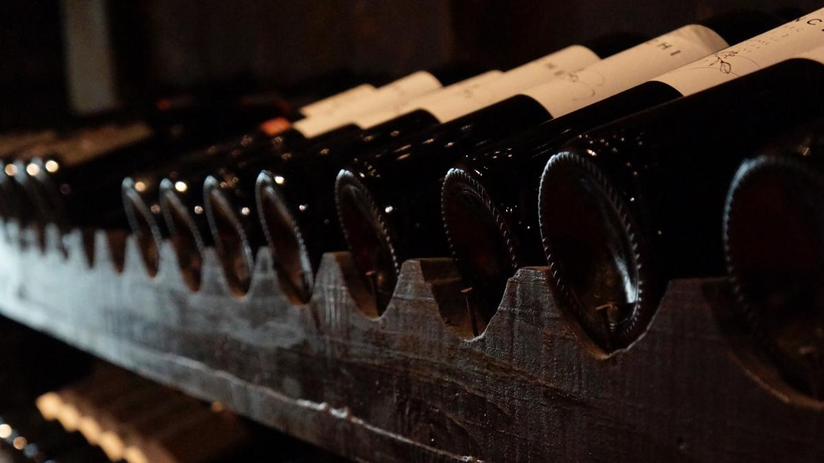 spania--romanul-care-a-furat-sticle-de-vin-in-valoare-de-1-64-milioane-de-euro--condamnat-un-jaf-minutios-planificat