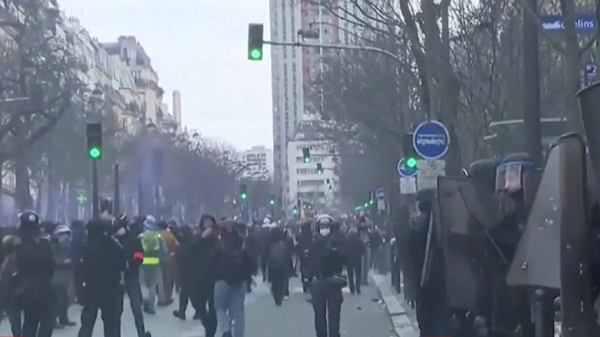 pompierii-au-luat-cu-asalt-sediul-comisiei-europene-si-s-au-batut-cu-fortele-de-ordine--grevele-din-franta-cuprind-europa