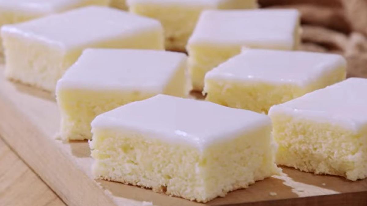 prajitura-din-spuma-de-lamaie--pufoasa-si-umeda--cu-o-aroma-delicioasa--se-topeste-in-gura