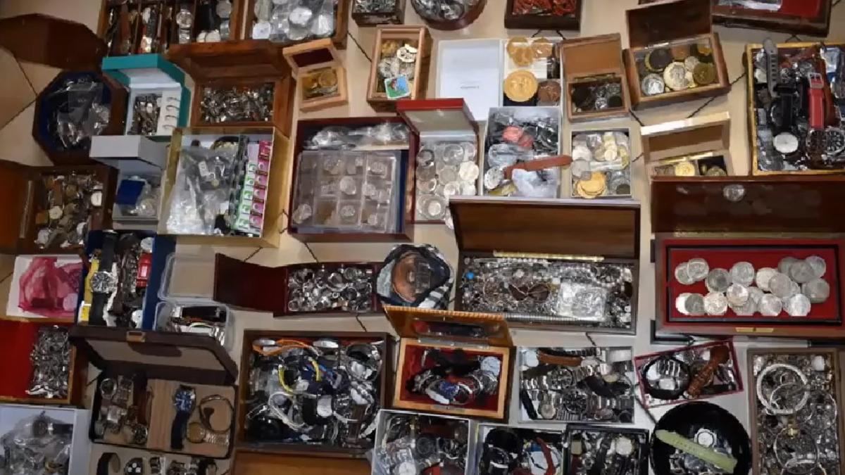 italia--politia-a-descoperit-in-locuinta-unui-pensionar-o-comoara-estimata-la-6-milioane-de-euro-au-fost-furate-pe-rand--in-ultimii-20-de-ani---video