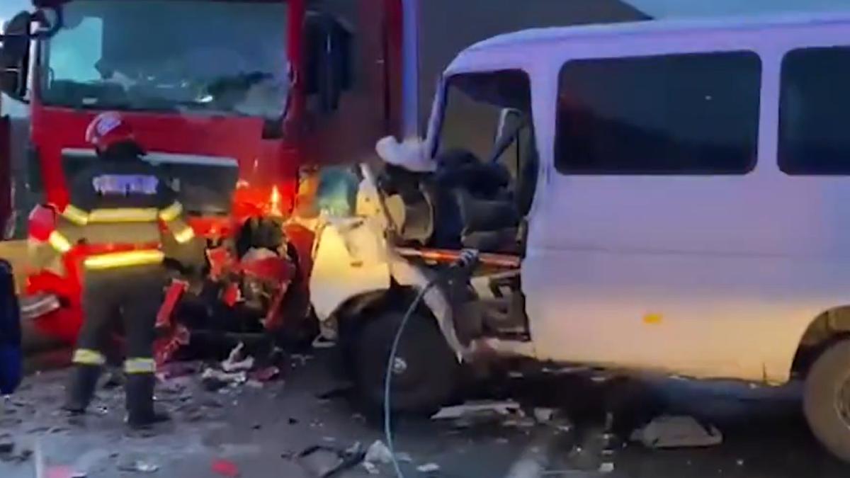 microbuz-cu-romani--accident-infiorator-cu-un-camion-doua-persoane-si-au-pierdut-viata