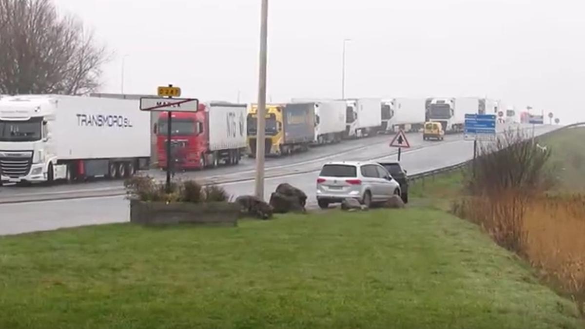 soferi-romani-de-tir--blocati-in-franta-ore-in-sir-de-protestatarii-furiosi-ceea-ce-fac-ei-nu-va-face-decat-sa-creasca-pretul-produselor-1