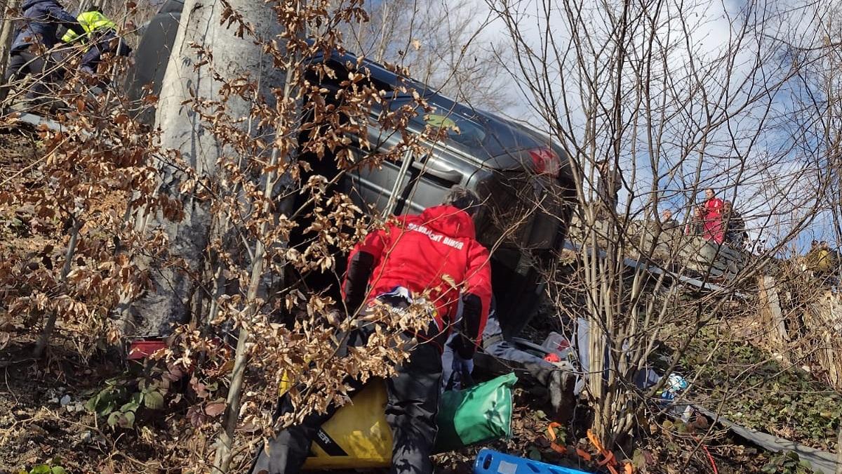 o-familie-de-romani-s-a-rasturnat-cu-masina-intr-o-rapa-in-autoturism-erau-sotul--sotia-si-fiica-lor-de-9-ani