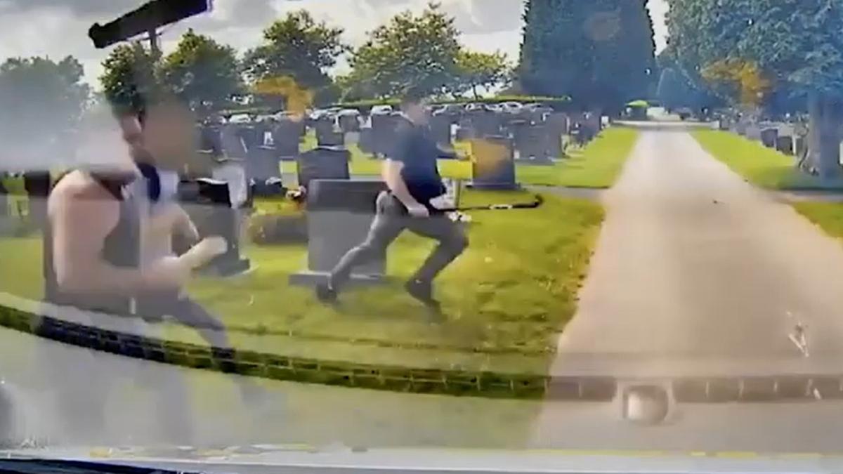 s-au-luat-la-bataie-cu-bate--macete-si-ciocane-in-timpul-unei-inmormantari---video