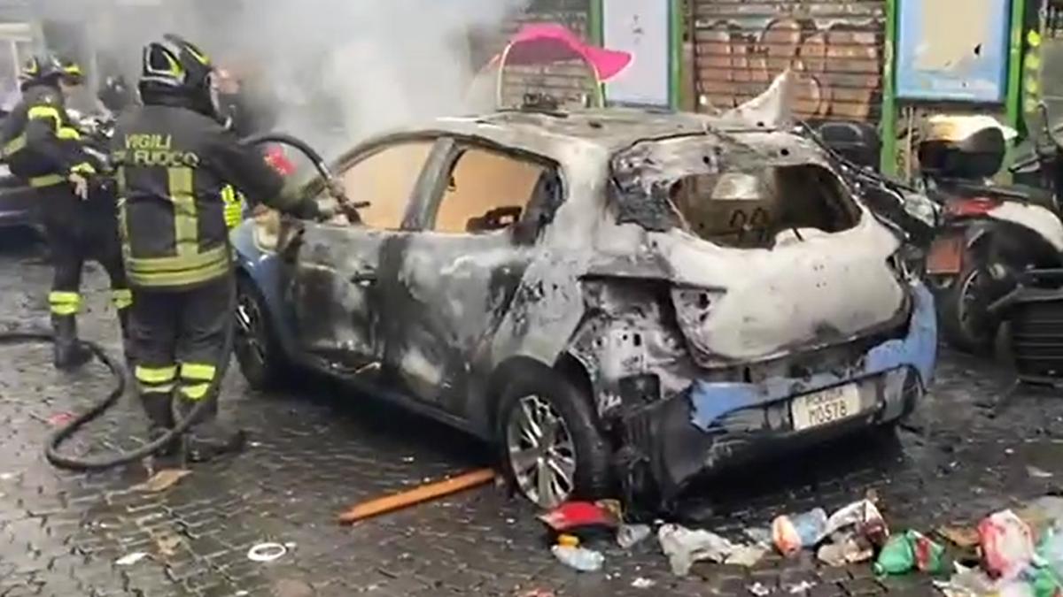 masaina-politie-incendiata-napoli