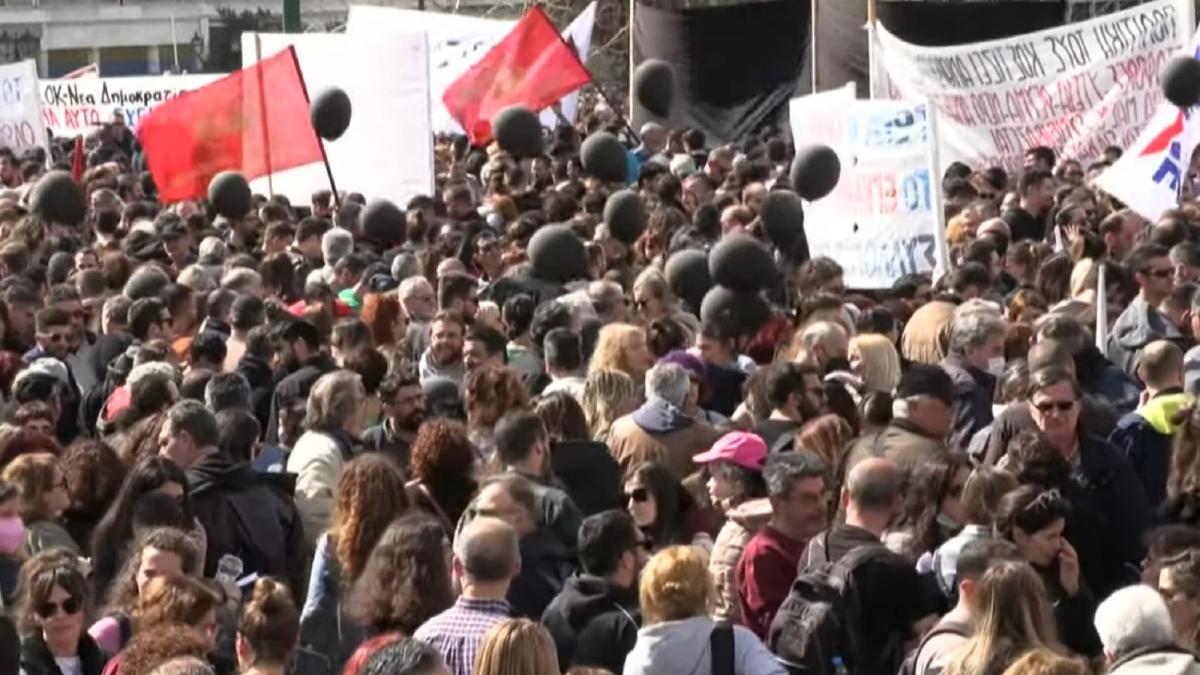 asasinilor-greva-generala-in-grecia-zeci-de-mii-de-oameni-isi-striga-furia-in-strada
