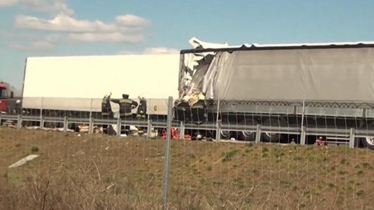 doua-tir-uri-romanesti--accident-teribil-in-ungaria-unul-dintre-soferi-nu-a-mai-putut-fi-salvat--volanul-curmandu-i-viata---foto-1