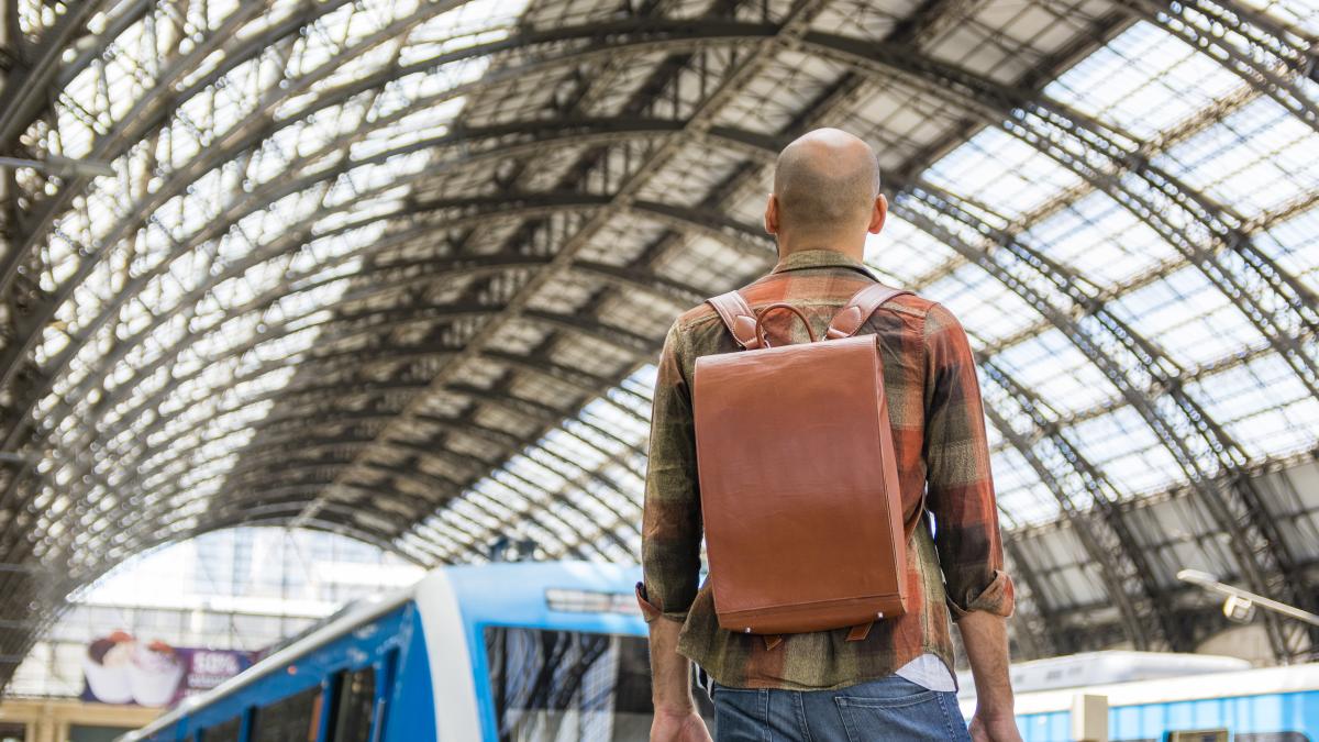 compensatii-pentru-durerea-si-umilinta-indurata--roman--despagubit-cu-zeci-de-mii-de-euro-de-politia-din-amsterdam-nu-mergea-suficient-de-repede-1