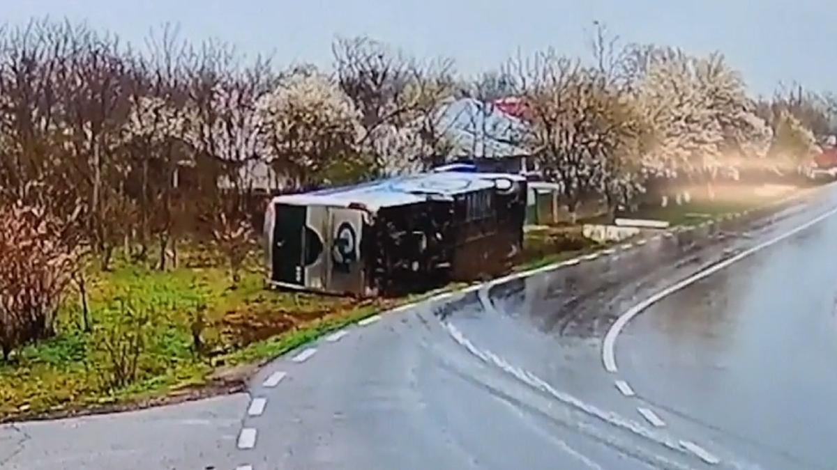un-autocar-cu-romani-s-a-rasturnat-pe-marginea-drumului-mai-multe-victime