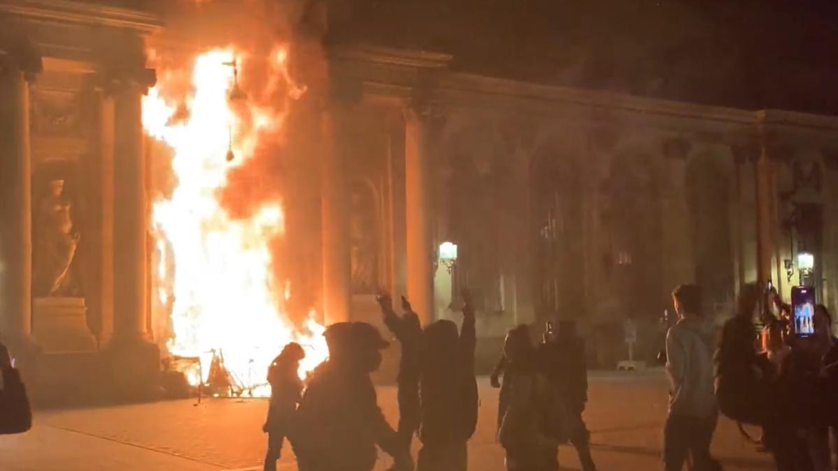 franta-arde-nemultumiti-ca-trebuie-sa-lucreze-cu-doi-ani-mai-mult--un-milion-de-oameni-au-iesit-in-strada-au-dat-foc-primariei-imaginile-haosului---video