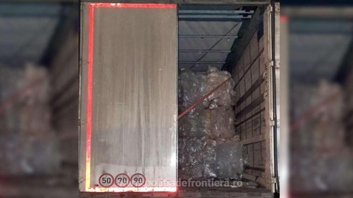 camion--incarcat-cu-20-de-tone-de-deseuri-aduse-din-bulgaria--intors-de-la-granita