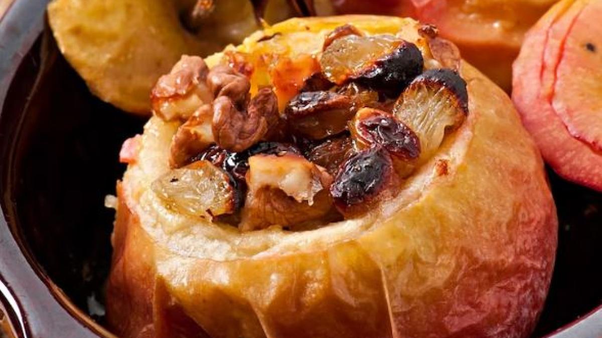 un-desert-delicios-si-aromat--mere-umplute-cu-biscuiti-amaretti