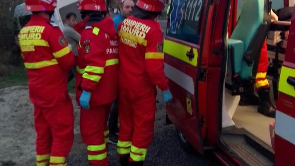 un-microbuz-cu-23-de-romani--s-a-rasturnat-pe-un-drum-judeten-din-valcea