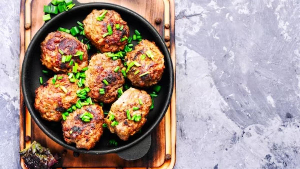 chiftele-grecesti-keftedes-la-cuptor--prepara-le-neaparat-si-toata-familia-iti-va-multumi