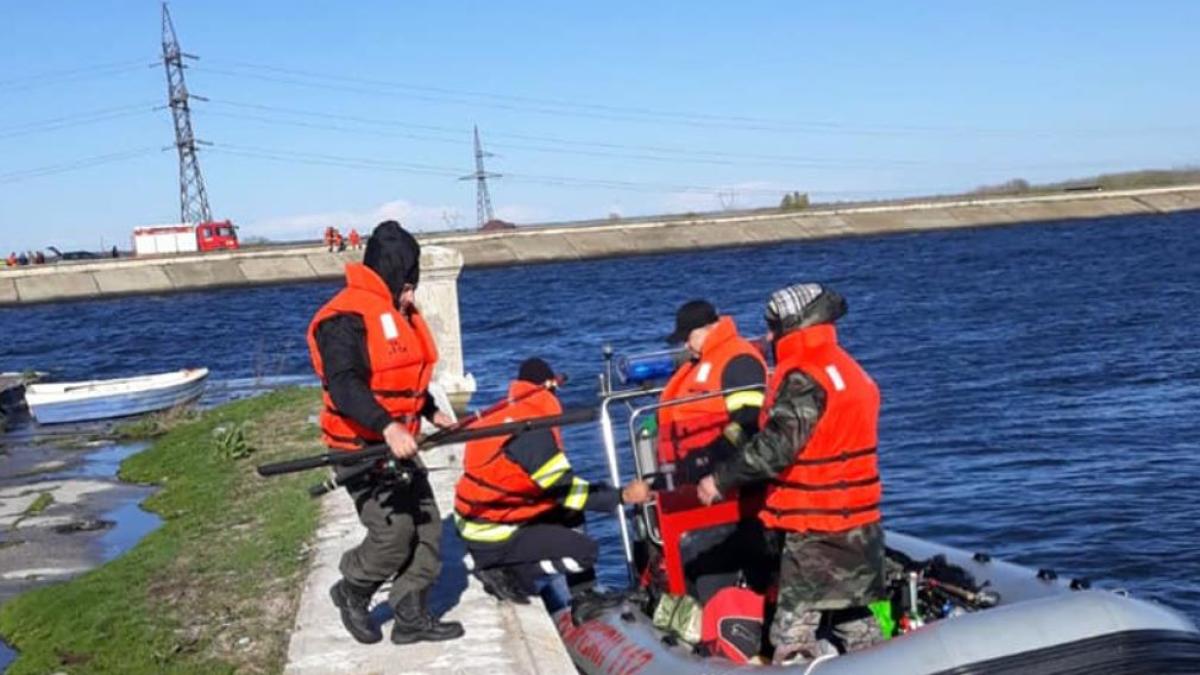 patru-pescari-romani--blocati-pe-un-pod-vechi--salvati-de-pompieri