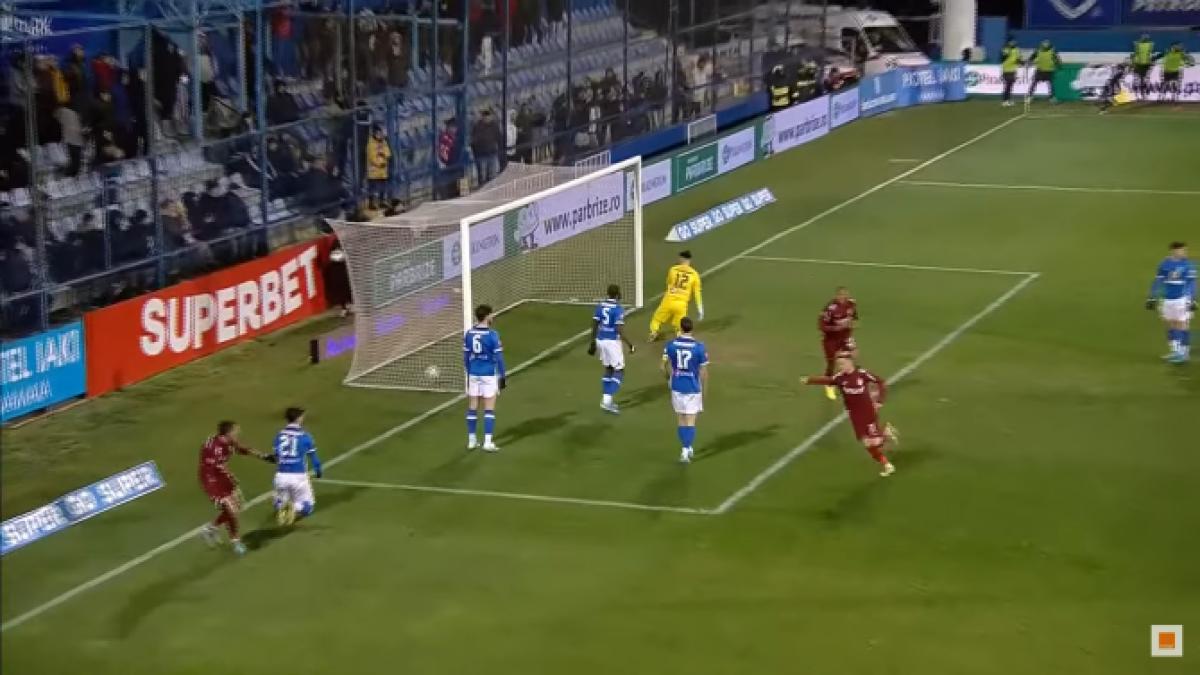 un-roman-s-a-ales-cu-dosar-penal--barbatul-a-aruncat-petarde-pe-teren-la-un-meci-de-fotbal