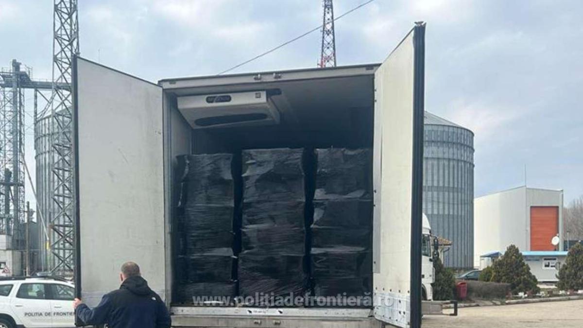 un-camion--burdusit-cu-tigari-de-peste-1-5-milioane-de-euro--oprit-la-intrarea-in-romania