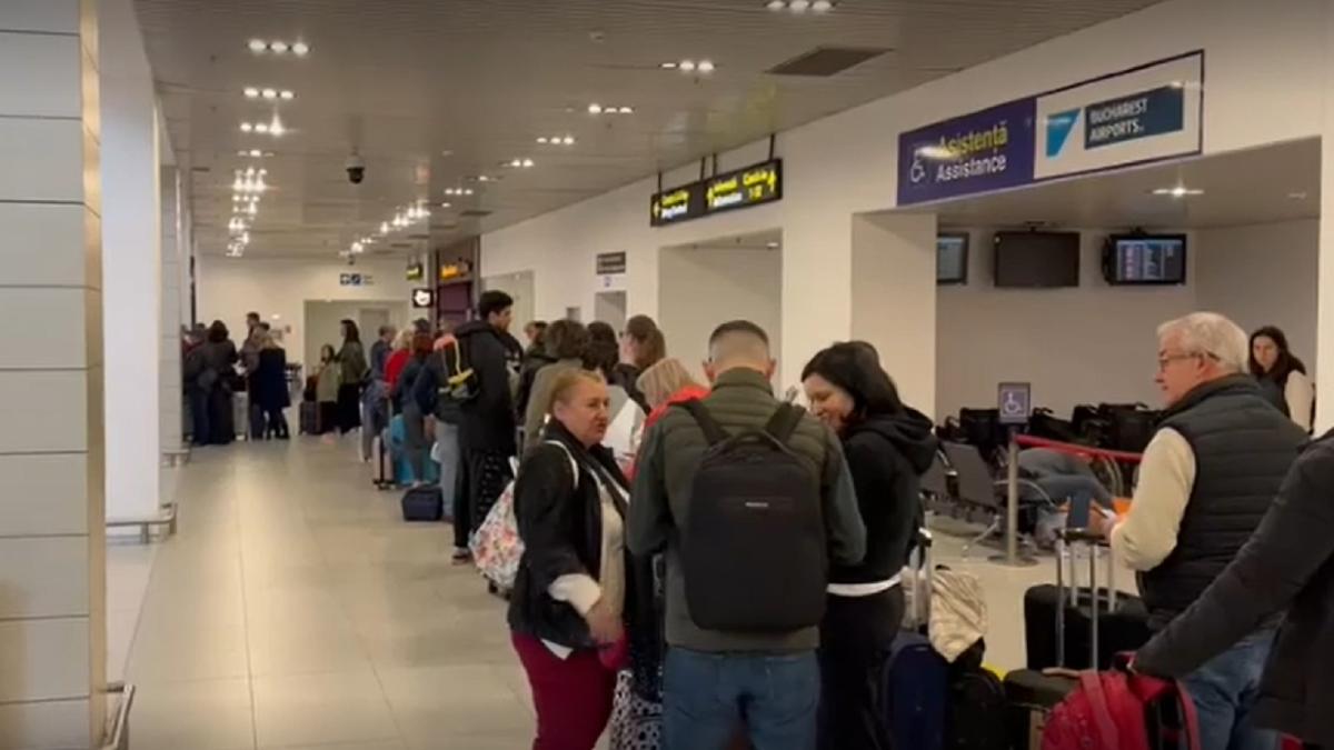sute-de-romani-asteapta-la-coada-pe-aeroportul-otopeni-aglomeratie-in-fata-ghiseelor-de-check-in-inchise
