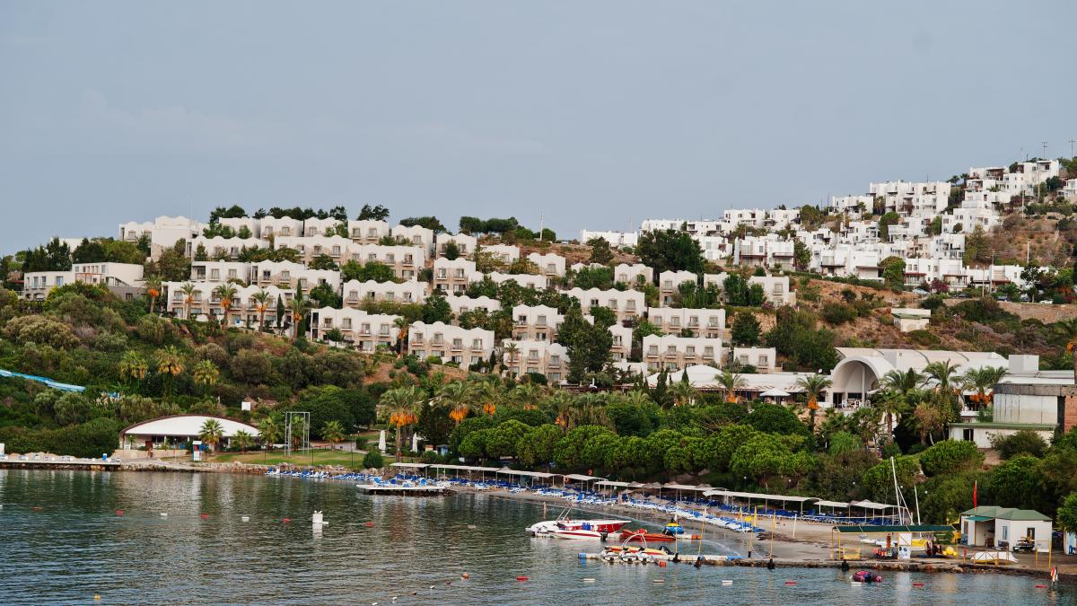 romanii--rasfatati-cu-plaje-cu-apa-turcoaz-si-delicii-culinare-renumite-la-nivel-mondial--in-turcia-le-place-rahatul