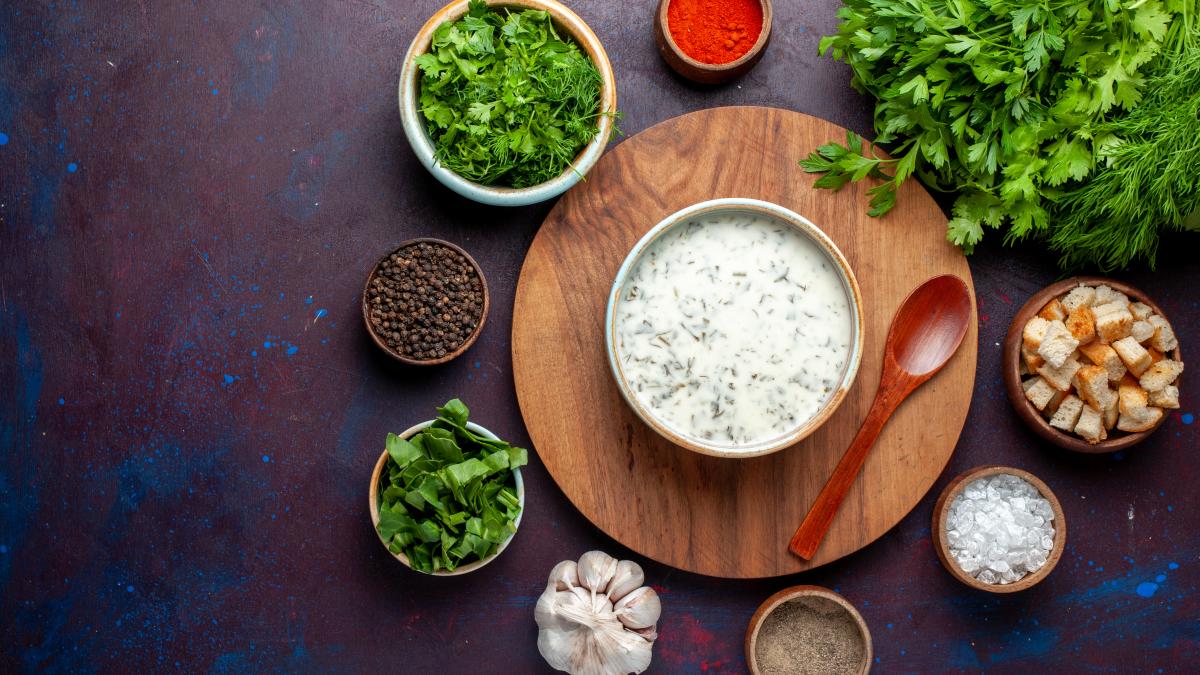 sos-de-usturoi-cu-ierburi--cremos-si-rafinat--iti-suceste-mintile-de-iti-vine-sa-l-mananci-pe-paine-reteta-simpla-si-rapida