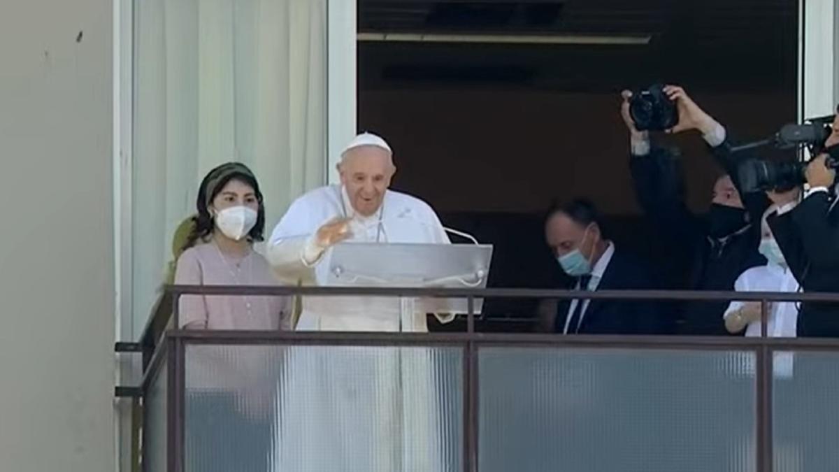 sunt-inca-in-viata-a-glumit-papa-francisc--la-externarea-din-spital