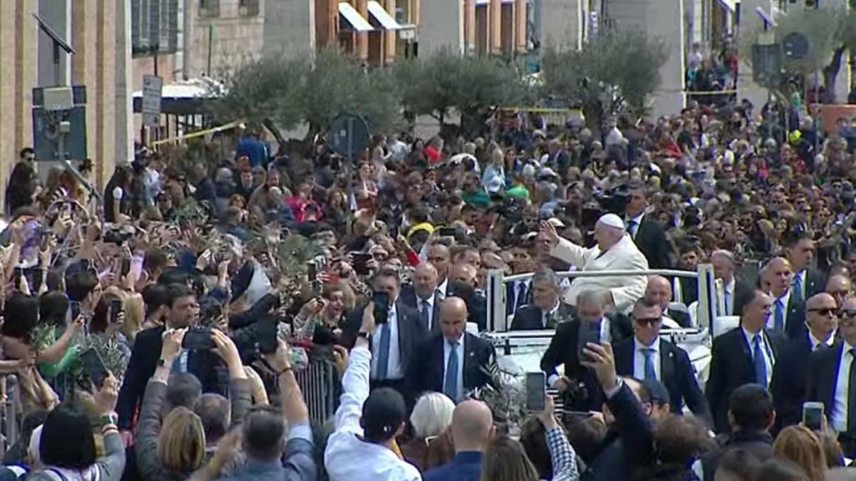 papa-francisc-conduce-slujba-de-florii-de-la-vatican--la-o-zi-dupa-ce-a-fost-externat-care-este-mesajul-sau-adresat-lumii