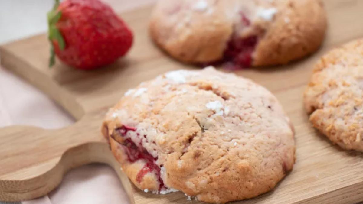 cum-sa-faci-cei-mai-fragezi-biscuiti-cu-capsuni