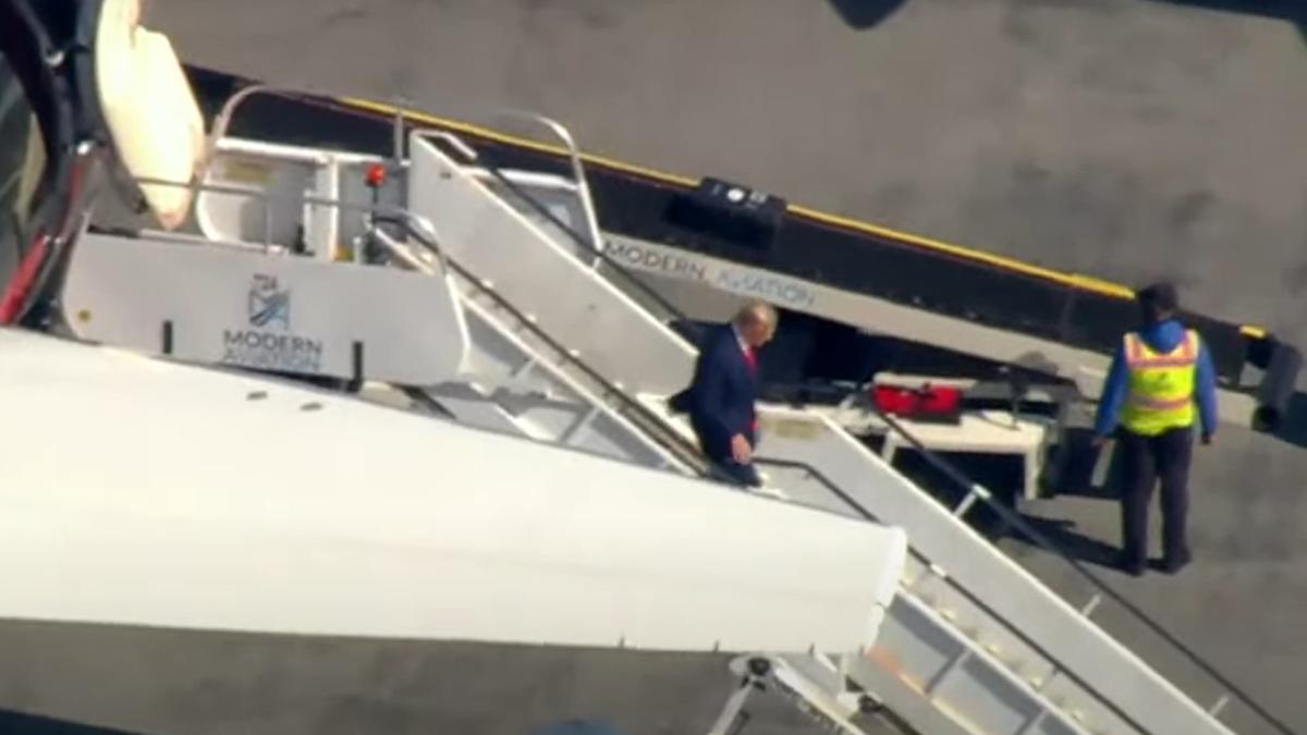 donald-trump-a-ajuns-la-new-york--fostul-presedinte-american-va-fi-pus-oficial-sub-acuzare