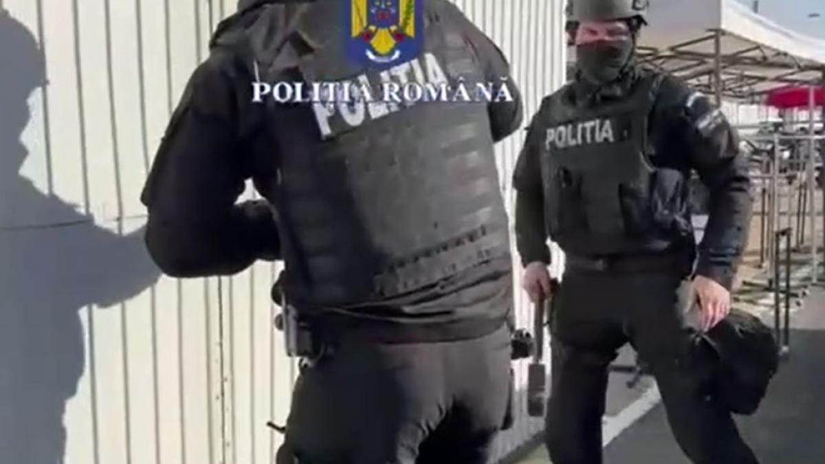 perchezitii-intr-un-centru-comercial-din-bucuresti--ce-au-gasit-politistii-intr-un-perete-fals