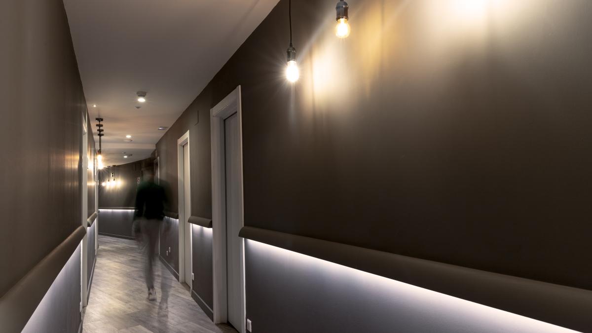 discriminare-in-inima-ue--un-cercetator-roman-s-a-trezit-cu-rezervarea-anulata-la-un-hotel-din-olanda-cazarea-noastra-nu-mai-primeste-romani