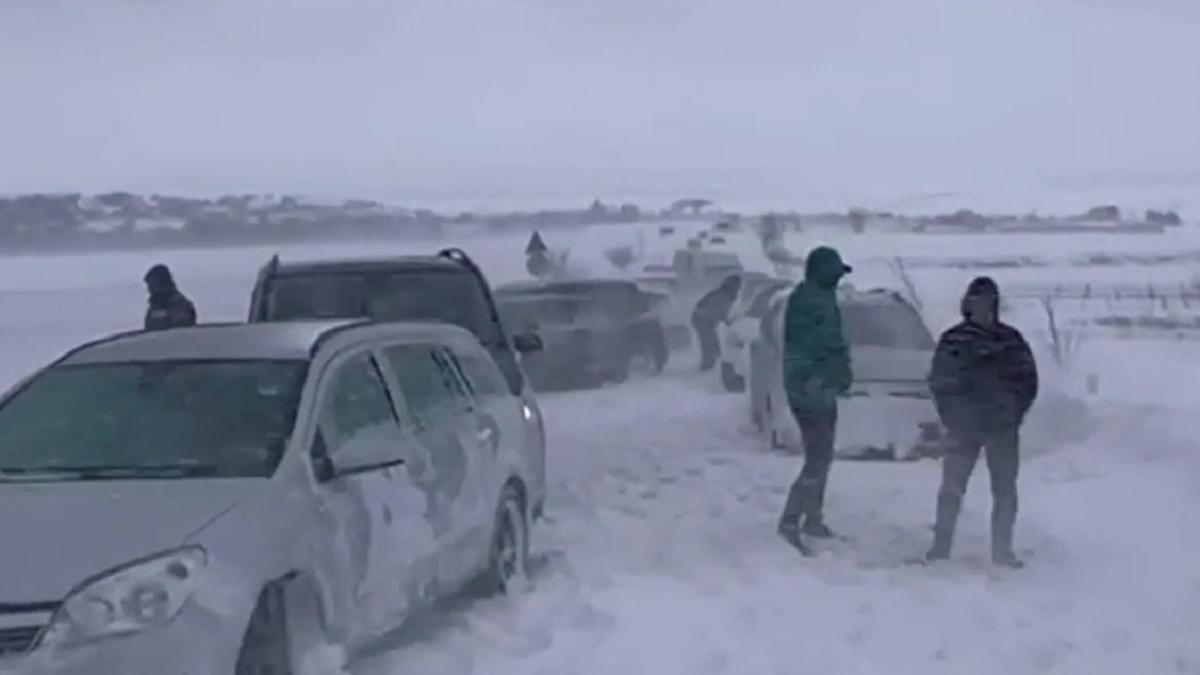 au-condus-din-italia--ca-sa-ramana-inzapeziti-la-cativa-kilometri-de-casa-nu-ne-a-anuntat-nimeni-nimic--stam-si-noi--e-blocat-tot