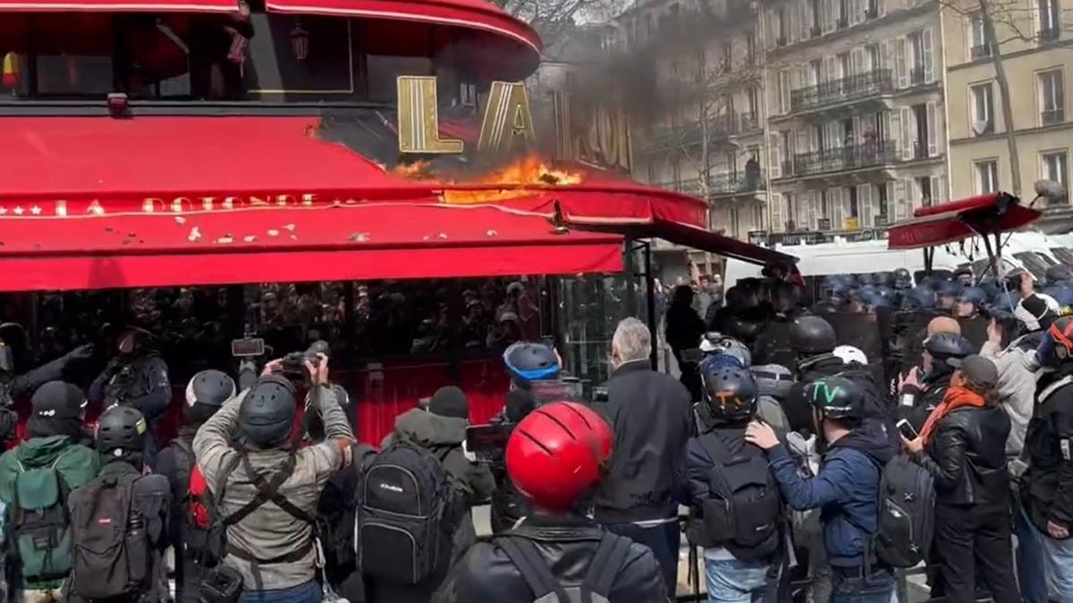 noi-proteste-violente-in-franta--restaurantul-preferat-al-lui-macron-a-fost-incendiat--jandarmii--atacati-cu-pietre-si-vopsea---video