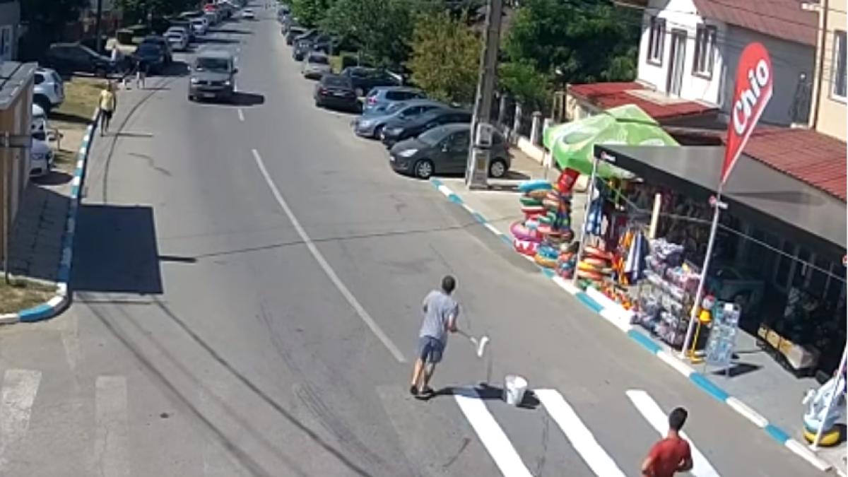 Patronul unui magazin din Costinești își trasează singur, anual, trecere de pietoni în fața magazinului - VIDEO