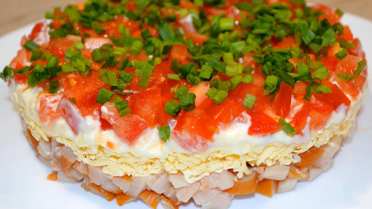 salata-in-straturi-cu-sunca--rosii-si-branza--un-preparat-senzational-pentru-masa-de-paste