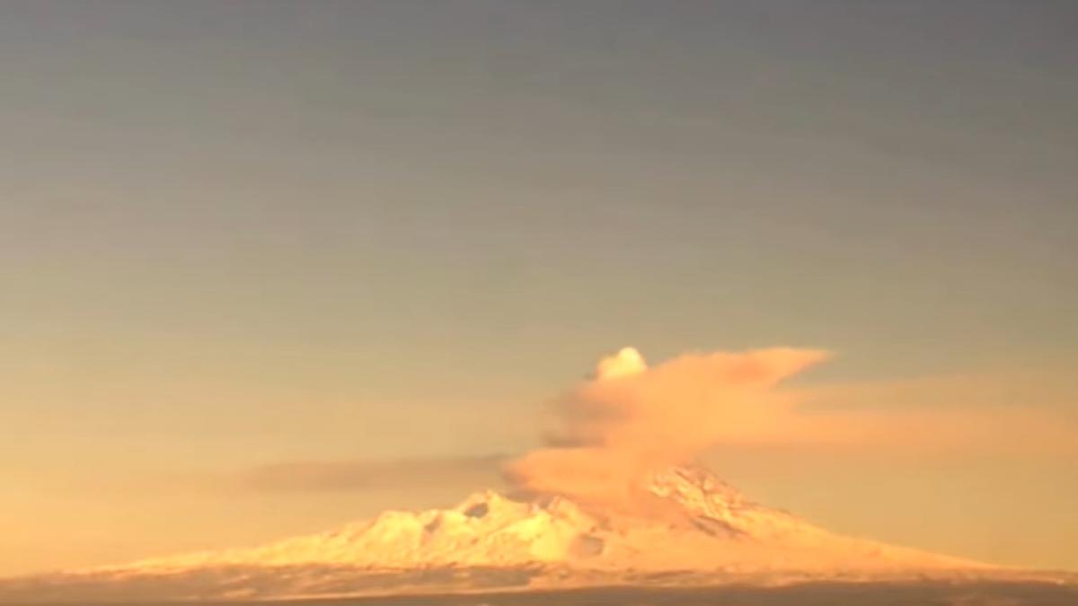 vulcanul-siveluci-a-erupt--cod-rosu-pentru-aviatie---video