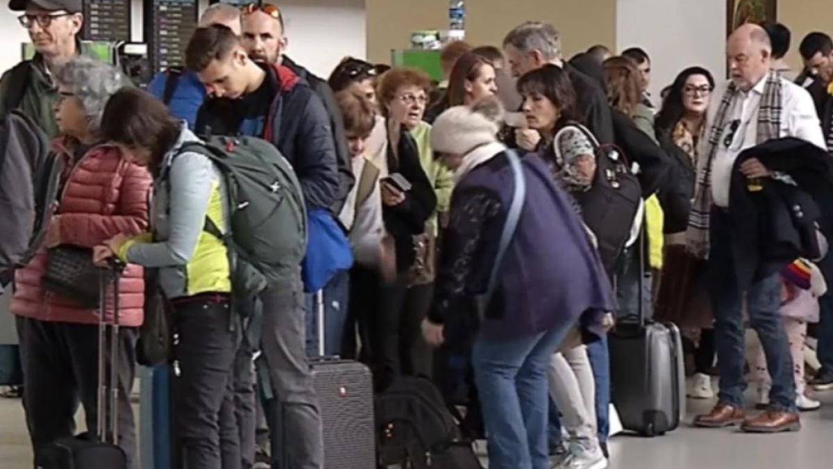 sute-de-romani--blocati-pe-aeroportul-otopeni--mai-multe-curse-au-fost-amanate