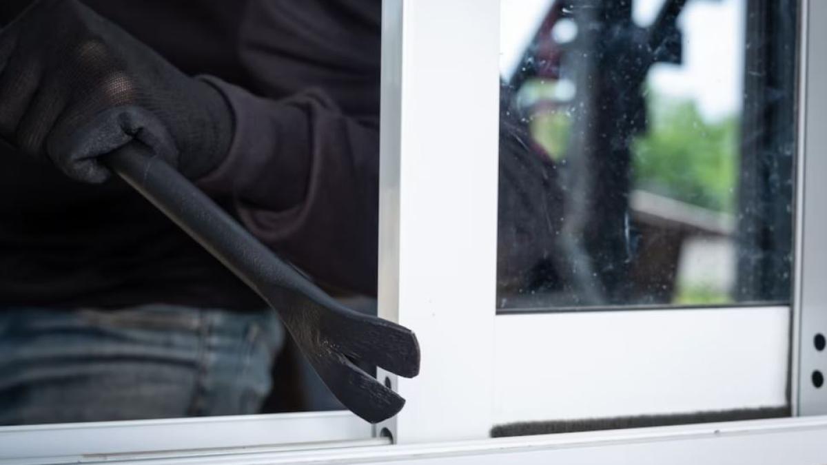 casa-parohiala--sparta-in-noaptea-de-inviere--in-timp-ce-preotul-oficia-slujba